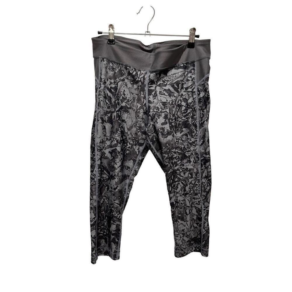 Under Armour grey cropped leggings, women’s size M